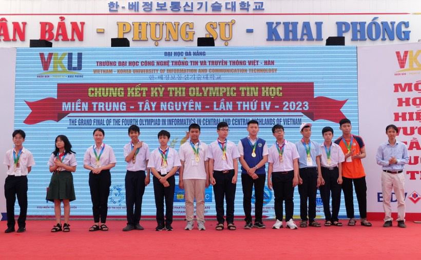 Các em học sinh giành được giải thưởng cao tại Kỳ thi Olympic Tin học miền Trung và Tây Nguyên lần thứ IV năm 2023