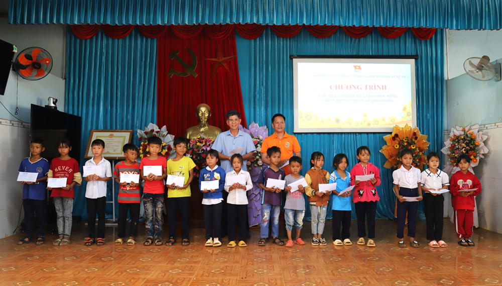 Lãnh đạo huyện Cát Tiên cùng lãnh đạo Báo Lâm Đồng trao học bổng cho các em học sinh