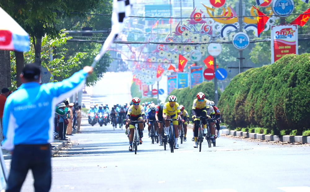 Tổ chức Giải đua xe đạp kỷ niệm 48 năm Ngày Giải phóng Bảo Lộc