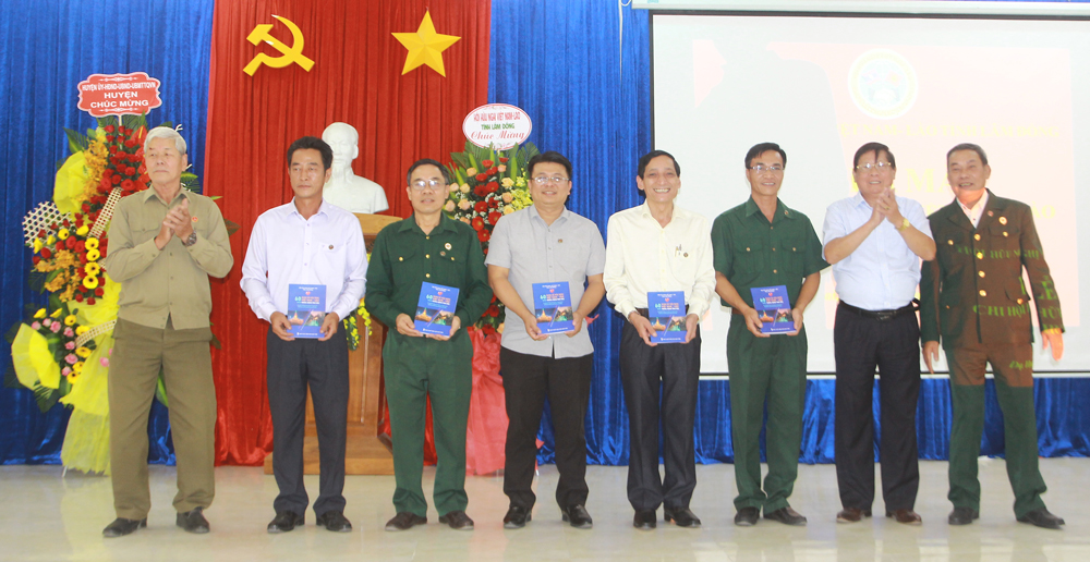 Ông Nguyễn Bạn trao huy hiệu cho hội viên và tặng sách đến lãnh đạo huyện Đạ Huoai