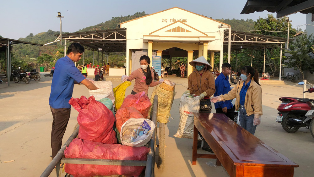 Huyện Đoàn Cát Tiên tổ chức chương trình đổi rác thải nhựa lấy quà