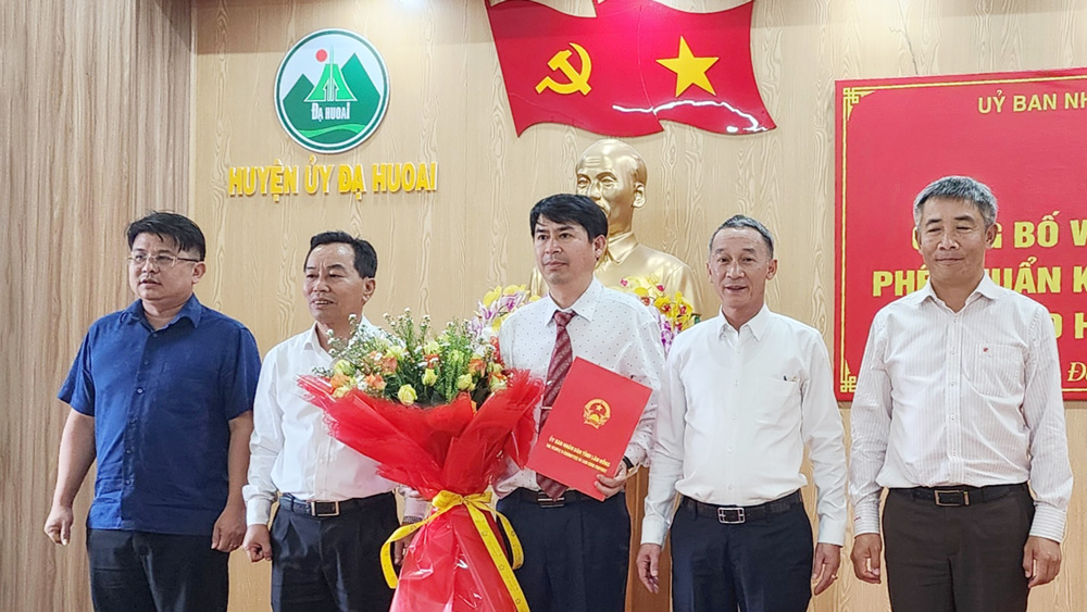 Đồng chí Trần Văn Hiệp trao quyết định phê chuẩn kết quả bầu Chủ tịch UBND huyện Đạ Huoai đối với đồng chí Lê Bình Minh