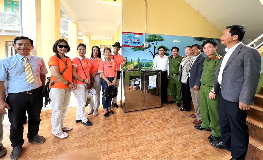Công an tỉnh Lâm Đồng cùng nhà tài trợ bàn giao hệ thống khử trùng nước uống cho giáo viên, học sinh trường Tiểu học - THCS Lương Thế Vinh