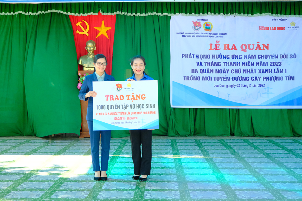 Đoàn Thanh niên Tổng Công ty Du lịch Sài Gòn trao tặng 1.000 cuốn tập cho Tỉnh Đoàn Lâm Đồng