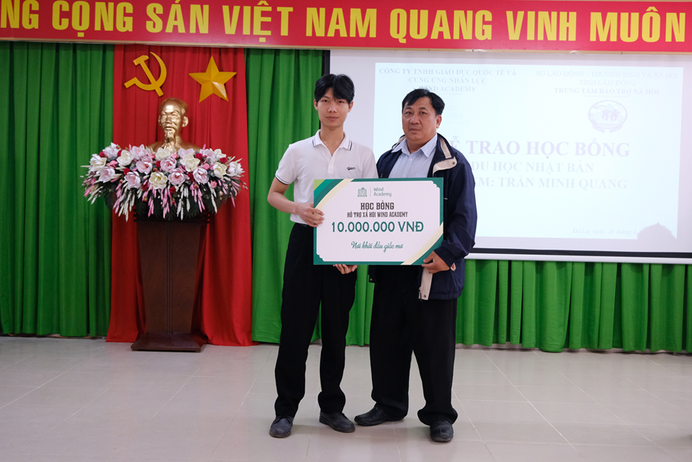 Ông Trần Văn Kết – Giám đốc Trung tâm Bảo trợ xã hội tỉnh Lâm Đồng trao quà hỗ trợ cho Minh Quang trong giai đoạn đầu học tập tại Nhật Bản