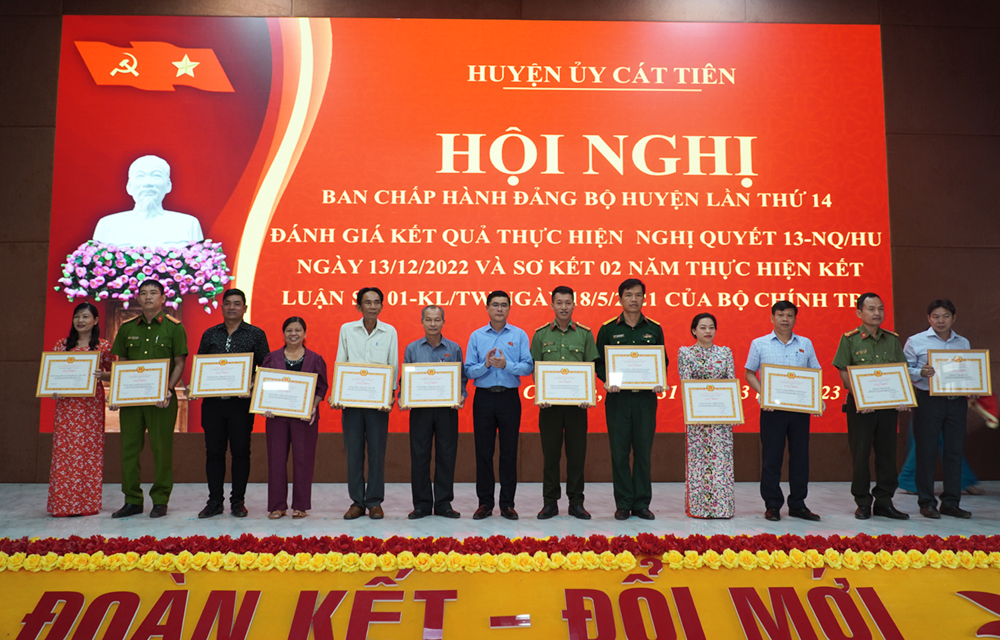 Đồng chí Nguyễn Khắc Bình trao giấy khen cho các tập thể, cá nhân có thánh tích trong học tập và làm theo tư tưởng đạo đức, phong cách Hồ Chí Minh