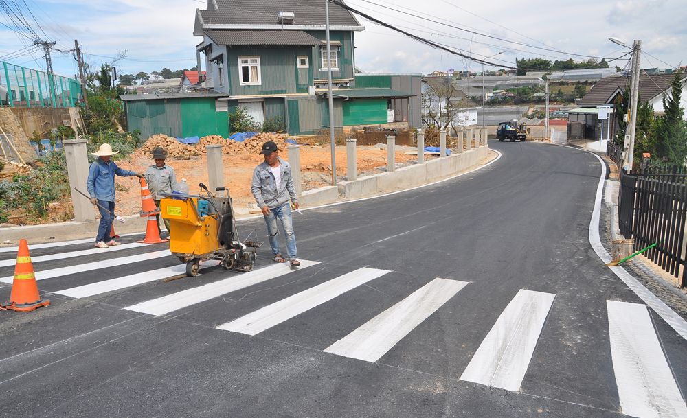 Đường Đinh Công Tráng, Phường 7 Đà Lạt vừa được thảm nhựa nóng  