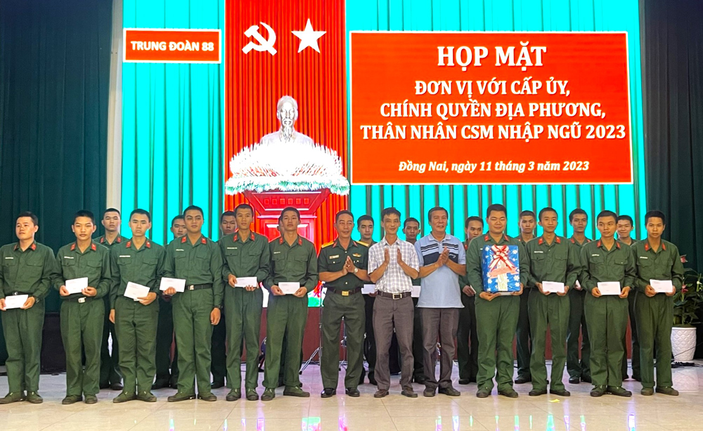 Lãnh đạo địa phương và Ban Chỉ huy Quân sự TP Bảo Lộc trao tặng quà động viên các chiến sĩ mới