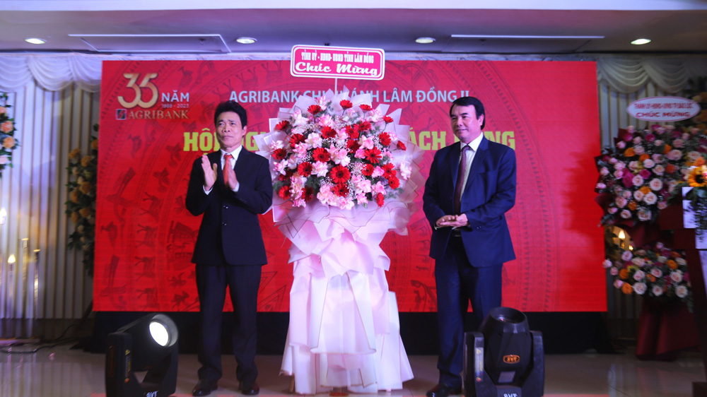 Đồng chí Phạm S - Phó Chủ tịch UBND tỉnh Lâm Đồng tặng hoa chúc mừng Agribank Lâm Đồng II
