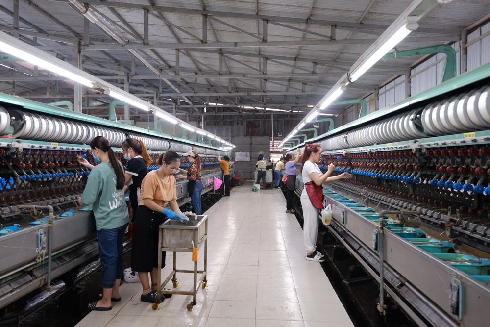 Ngoài tạo thu nhập ổn định cho người trồng dâu nuôi tằm, nghề ươm tơ cũng tạo nhiều việc làm cho lao động địa phương