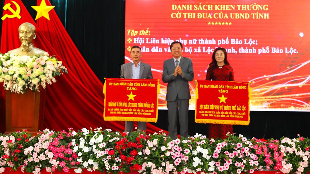 Các tập thể nhận Cờ thi đua xuất sắc của UBND tỉnh Lâm Đồng trao tặng