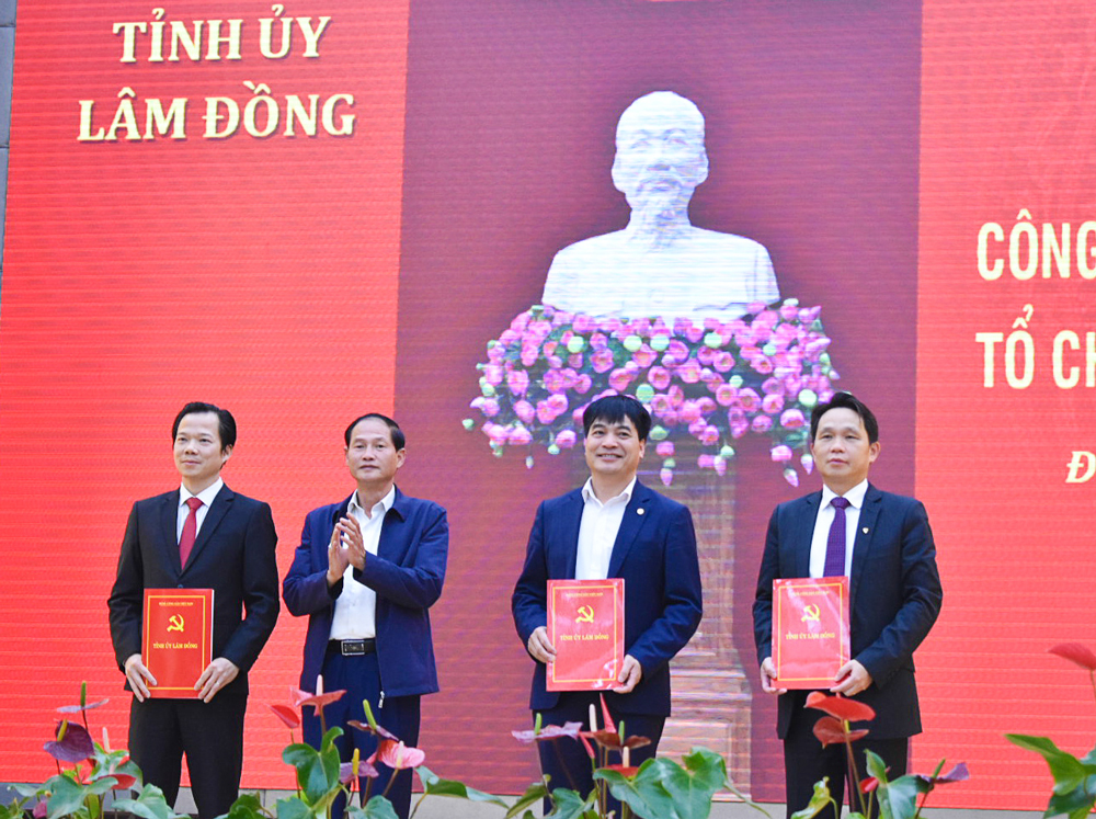 Thay mặt cho BTV Tỉnh ủy, đồng chí Nguyễn Trọng Ánh Đông, Trưởng Ban Tổ chức Tỉnh ủy trao quyết định chuyển giao cho các tổ chức cơ sở Đảng 
