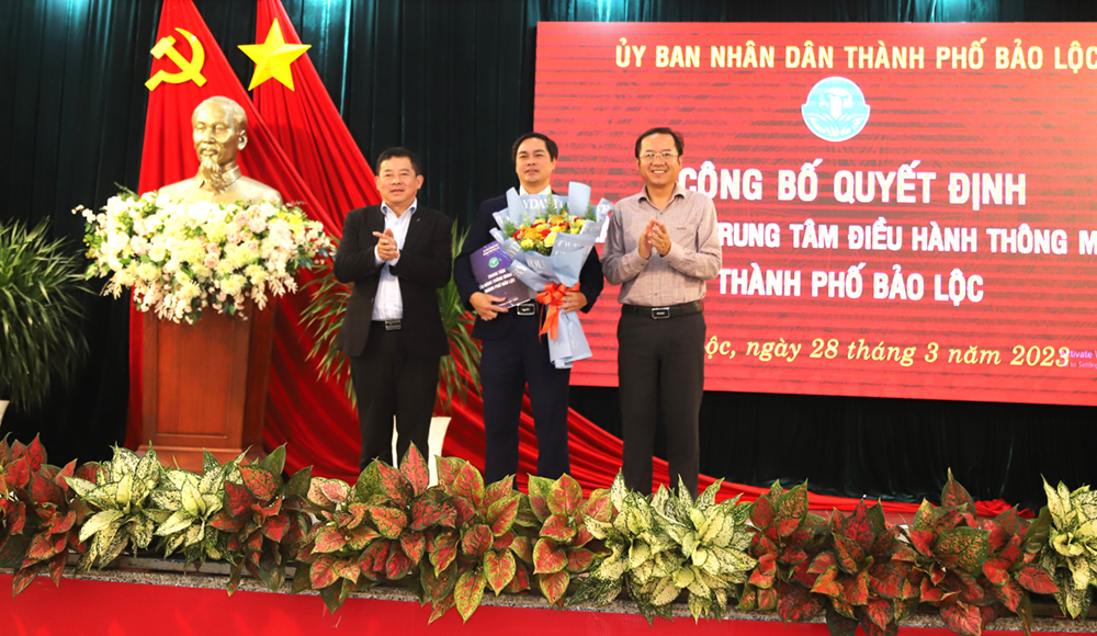 Lãnh đạo TP Bảo Lộc trao Quyết định thành lập Trung tâm IOC cho Ban Giám đốc Trung tâm điều hành thông minh