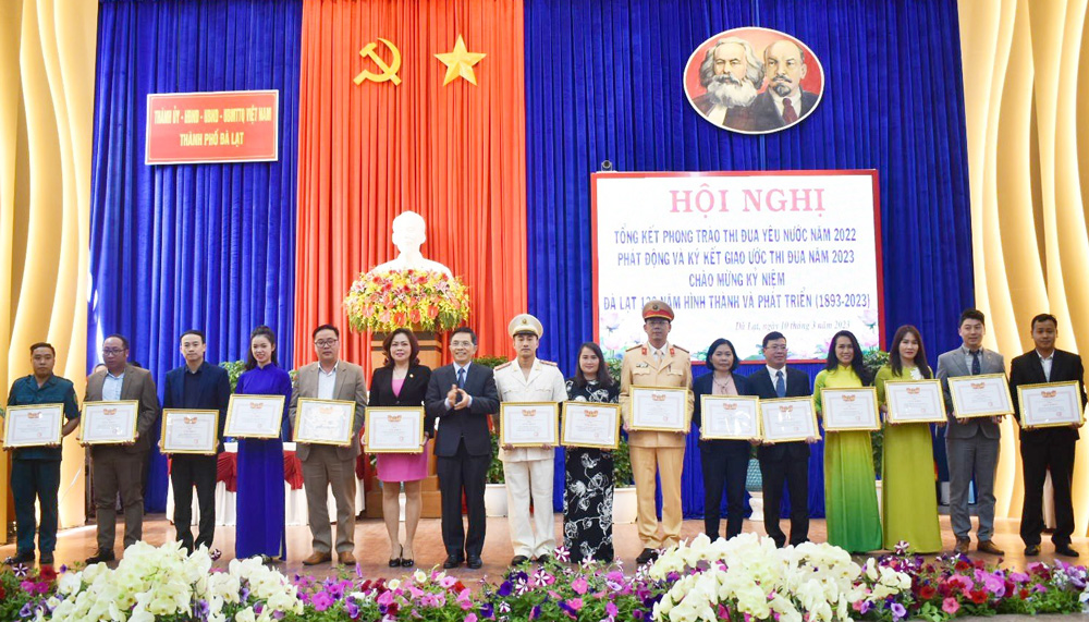 TP Đà Lạt tặng giấy khen cho các tập thể, cá nhân có thành tích tại Festival Hoa lần thứ IX