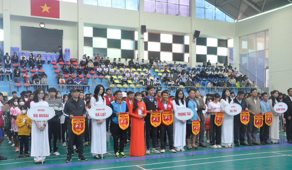 Lãnh đạo Sở Giáo dục và Đào tạo tặng hoa và cờ lưu niệm cho trọng tài và đoàn thi đấu
