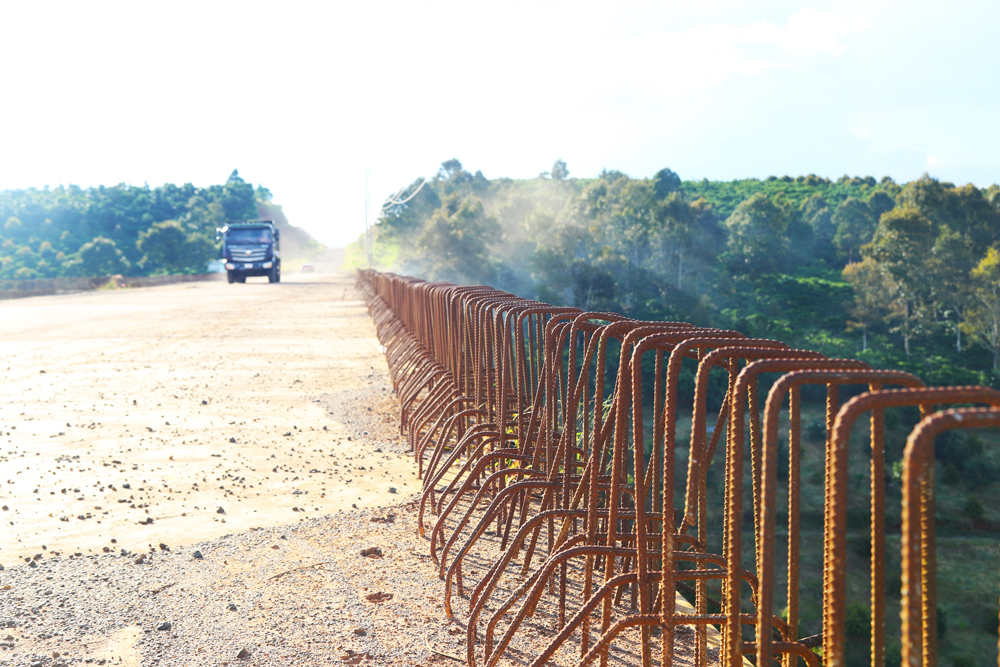 Hàng ngày, lưu lượng phương tiện qua cầu Nau Sri khá đông đúc và luôn đối diện với nguy hiểm