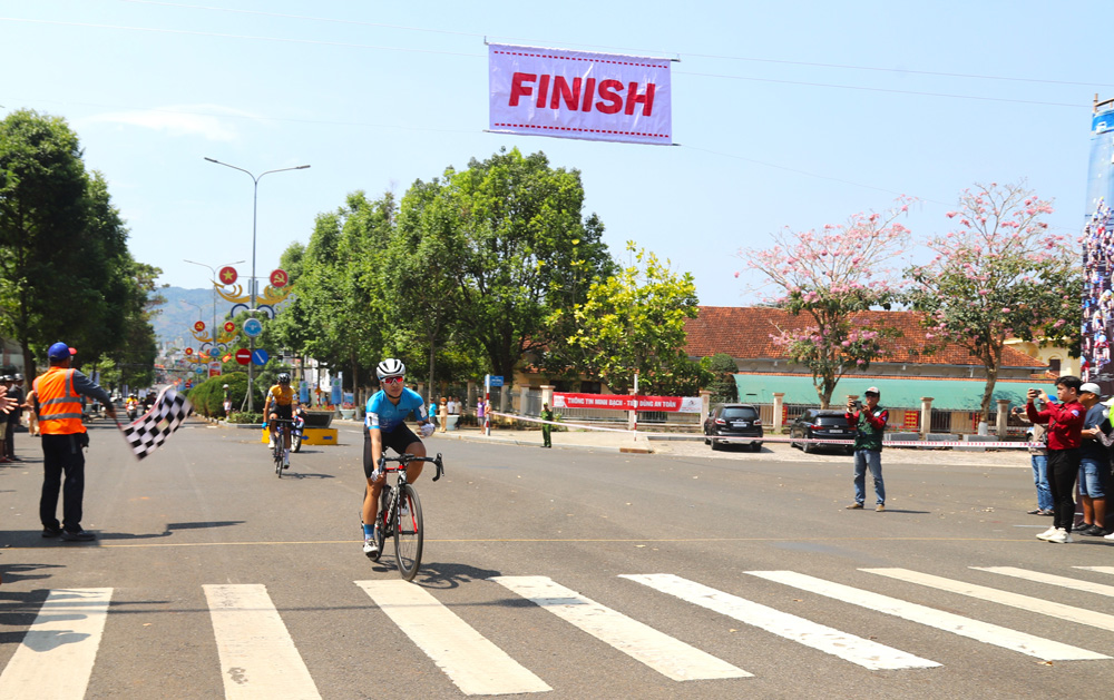 Nguyễn Tất Bảo là tay đua cán đích ở vị trí đầu tiên nội dung đường trường 60 km, với vận tốc trung bình hơn 44 km/giờ