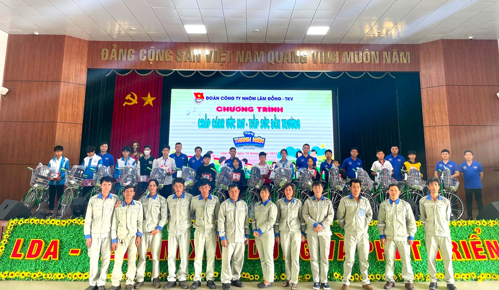 Đoàn Công ty Nhôm Lâm Đồng trao tặng 20 xe đạp cho học sinh khó khăn