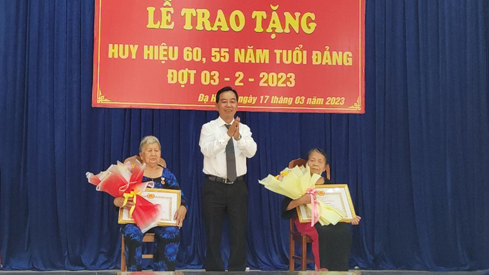 Đồng chí Nguyễn Quý Mỵ - Bí thư Huyện ủy, Chủ tịch HĐND huyện Đạ Huoai trao Huy hiệu Đảng cho các đảng viên