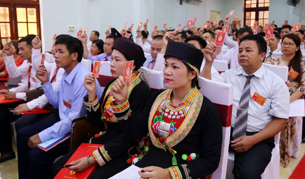 Các đại biểu biểu quyết thông qua Nghị quyết Đại hội đại biểu Đảng bộ huyện Bình Gia (tỉnh Lạng Sơn), nhiệm kỳ 2020 - 2025