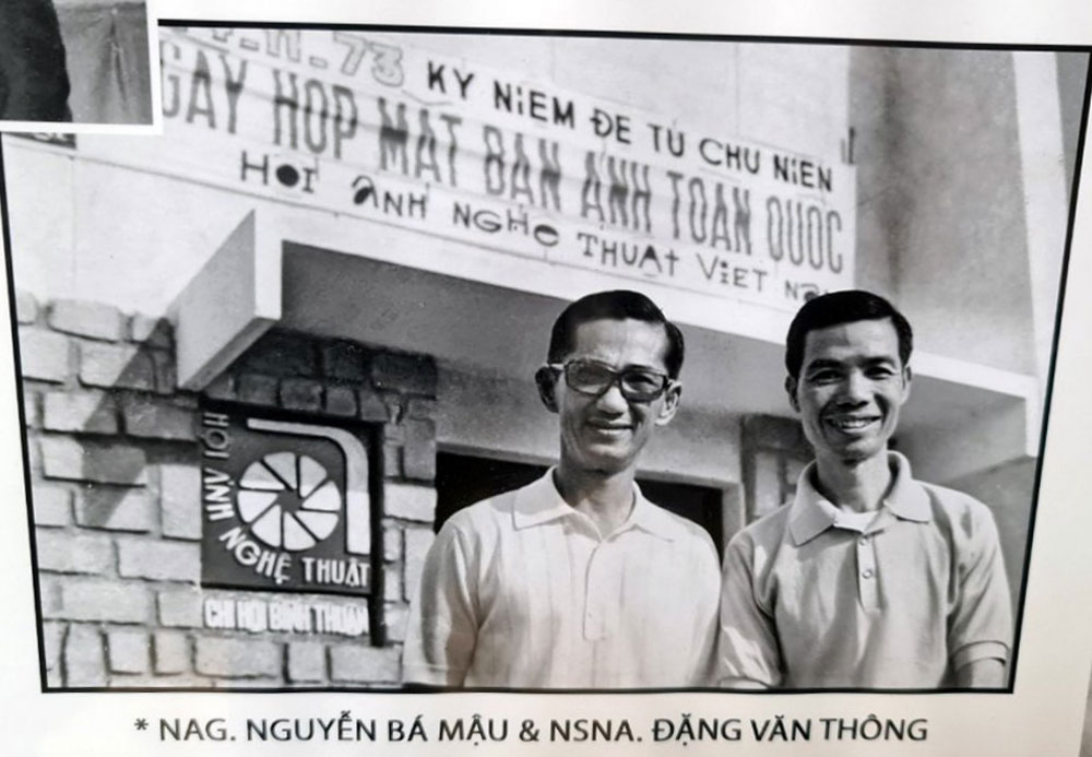 Nhà nhiếp ảnh Đặng Văn Thông và Nguyễn Bá Mậu trong một tấm ảnh kỷ niệm được triển lãm tại Cung văn hoá Lao động