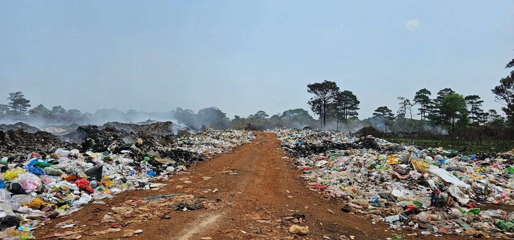 Toàn bộ rác thải được đổ lộ thiên và hay xảy ra tình trạng cháy