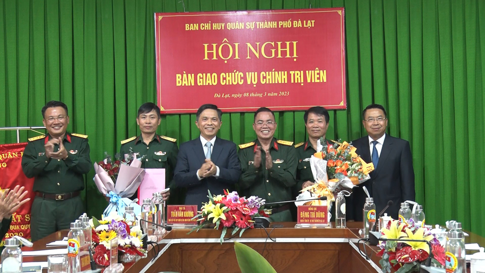 Lãnh đạo Bộ Chỉ huy Quân sự tỉnh và TP Đà Lạt tặng hoa cho Thượng tá Phạm Thanh Tùng và Trung tá Nguyễn Mạnh Thưởng