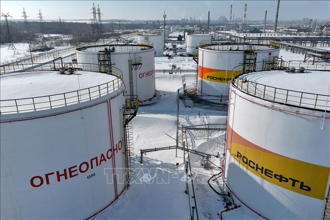 Các bể chứa dầu tại cơ sở lọc dầu Novokuibyshevsk của Nga