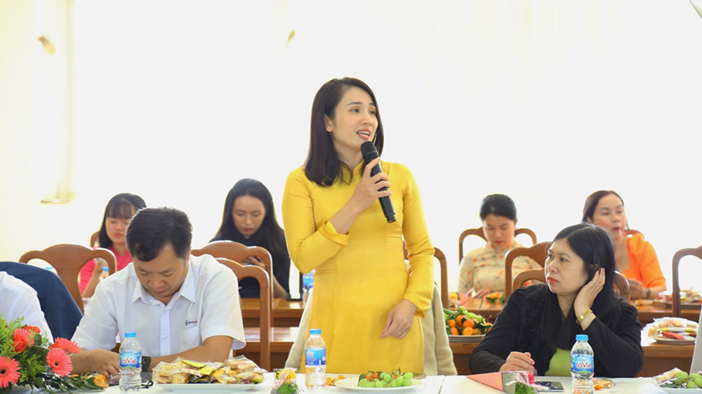 Chị Nguyễn Thị Bích Huyền - Ban nữ công Công ty Thuỷ điện Đại Ninh phát biểu tại buổi hội đàm
