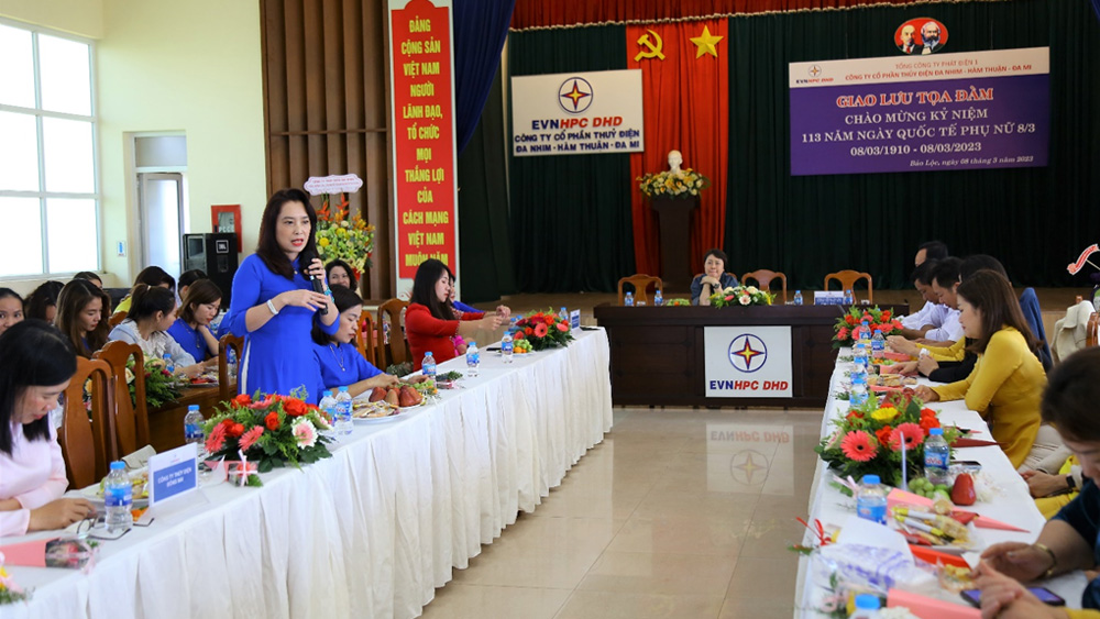 Chị Nguyễn Thị Ngọc Hạnh - Đại diện Ban nữ công Công ty Thuỷ điện Đồng Nai phát biểu