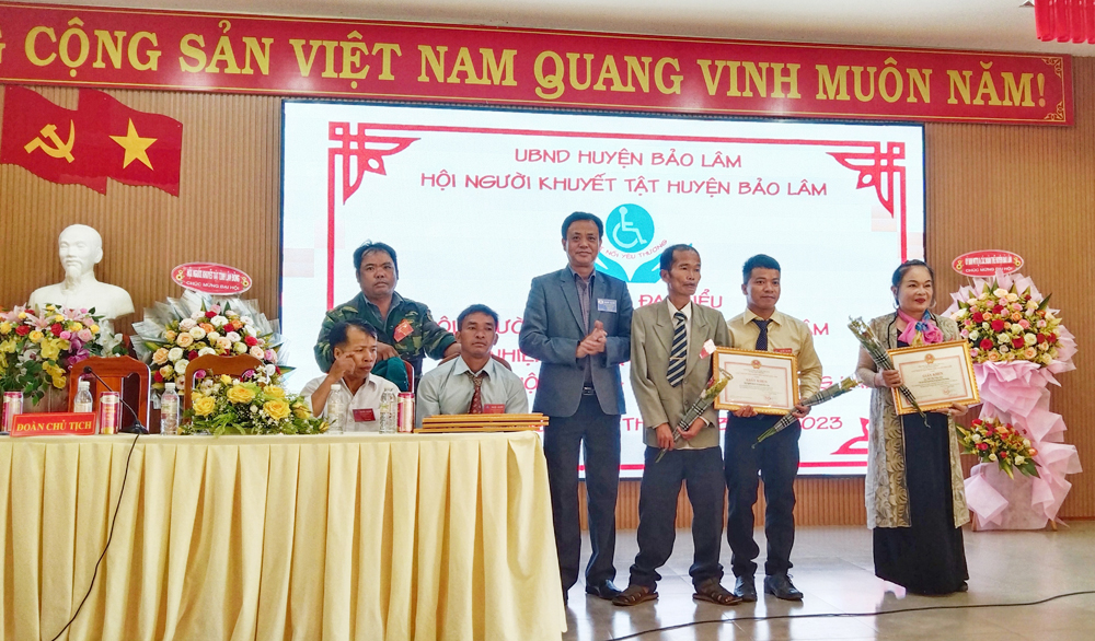 Lãnh đạo huyện Bảo Lâm khen thưởng cho các cá nhân và tập thể hoàn thành xuất sắc công tác hội nhiệm kỳ 2018 - 2023. Ảnh: Quỳnh Trang
