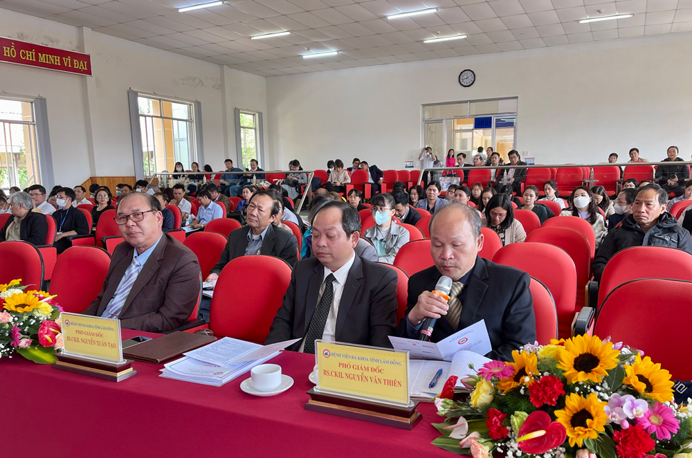 Chủ trì hội nghị có các Phó Giám đốc BVĐK Lâm Đồng gồm: các BSCKII Bùi Văn Nhân, Nguyễn Xuân Tạo và Nguyễn Văn Thiên