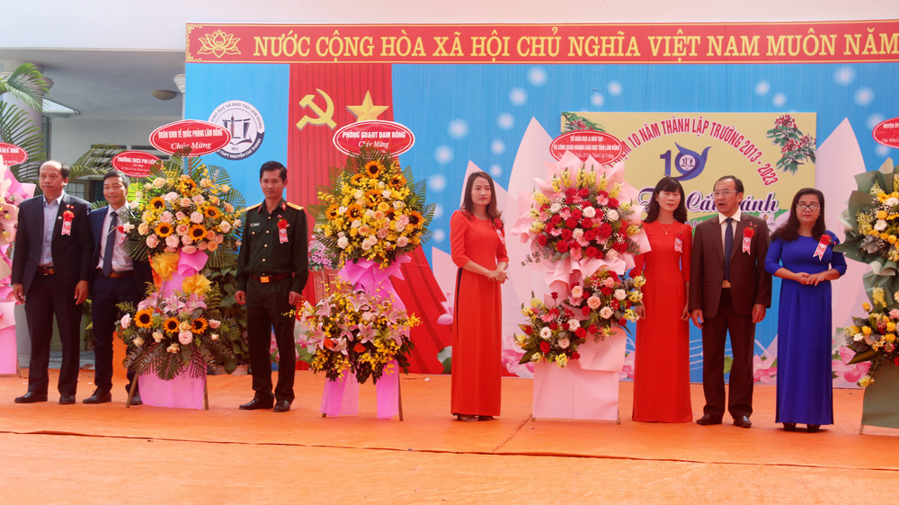 Ông Trần Đức Lợi - Phó Giám đốc Sở Giáo dục và Đào tạo tỉnh cùng đại diện lãnh đạo địa phương tặng hoa chúc mừng