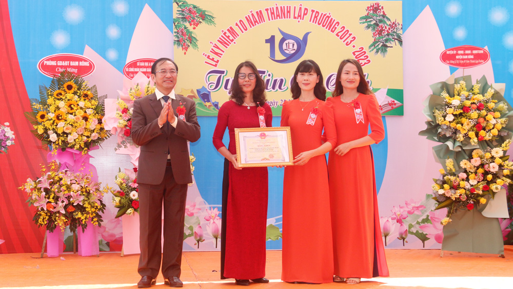 Ông Trần Đức Lợi - Phó Giám đốc Sở Giáo dục và Đào tạo tỉnh trao Bằng khen cho tập thể nhà trường có thành tích xuất sắc trong công tác dạy học