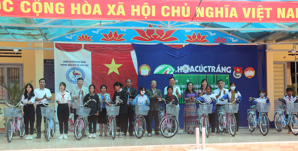 Hội Golf và Hội Khuyến học tỉnh Lâm Đồng cùng đại diện lãnh đạo huyện Đam Rông trao tặng xe đạp cho các em học sinh nghèo vượt khó