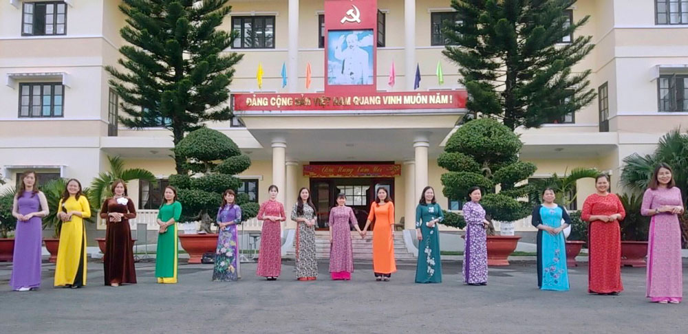 Cán bộ, hội viên phụ nữ huyện Lâm Hà hưởng ứng Tuần lễ áo dài năm 2023