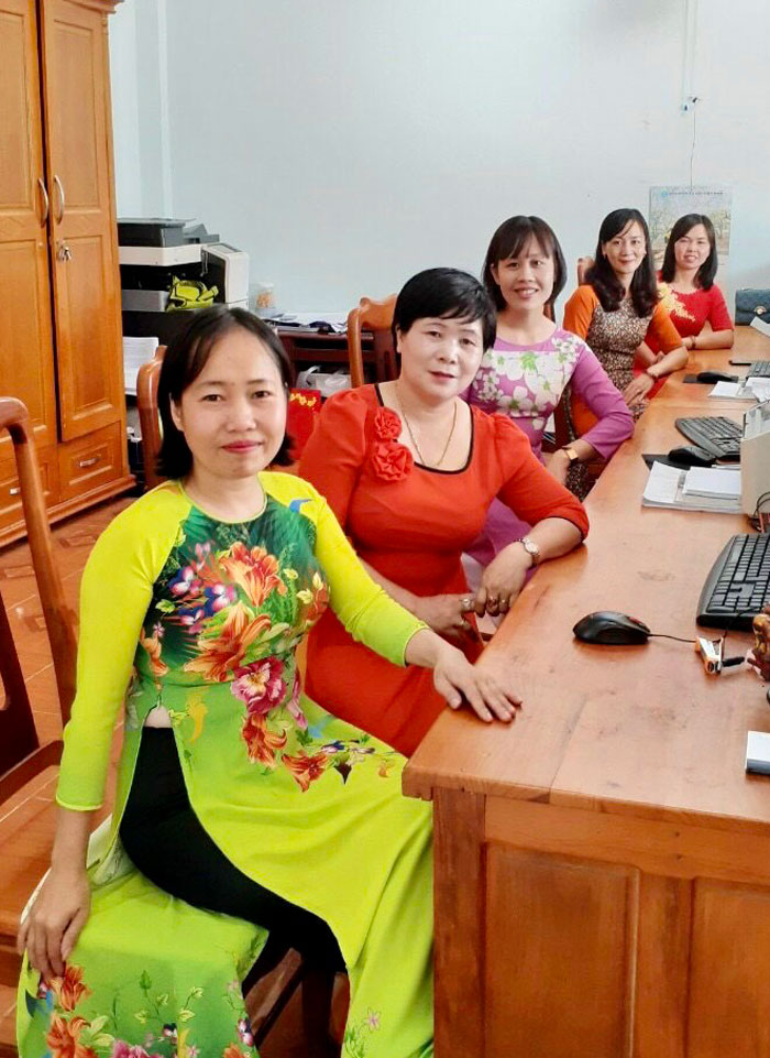 Nữ công chức, viên chức các xã tại huyện Lâm Hà mặc áo dài đến nơi làm việc hưởng ứng Tuần lễ áo dài năm 2023
