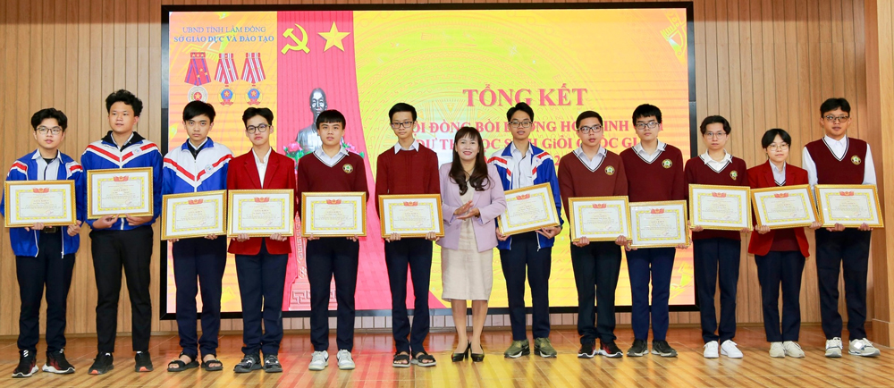 Bà Phạm Thị Hồng Hải – Giám đốc Sở Giáo dục và Đào tạo tặng giấy khen cho các học sinh trong đội tuyển dự thi học sinh giỏi quốc gia năm học 2022 – 2023