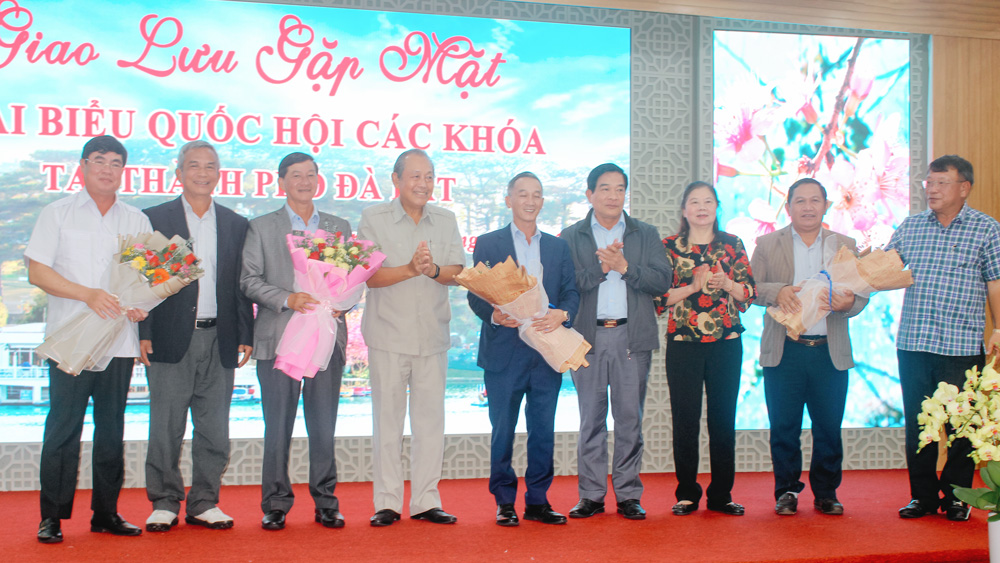Đồng chí Trương Hòa Bình - Nguyên Ủy viên Bộ Chính trị, nguyên Phó Thủ tướng Thường trực Chính phủ trao tặng hoa cho các đồng chí lãnh đạo tỉnh Lâm Đồng