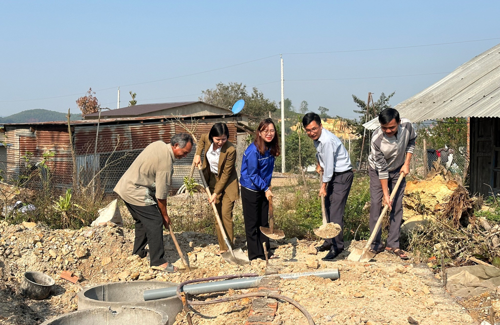 Lâm Hà: Ra quân hỗ trợ xây dựng nhà tiêu hợp vệ sinh cải thiện môi trường sống, bảo vệ sức khỏe cộng đồng
