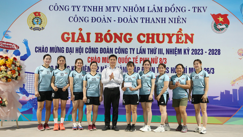 Ông Nguyễn Văn Phòng - Bí thư Đảng ủy, Giám đốc Công ty trao giải cho đội nữ đạt giải nhất