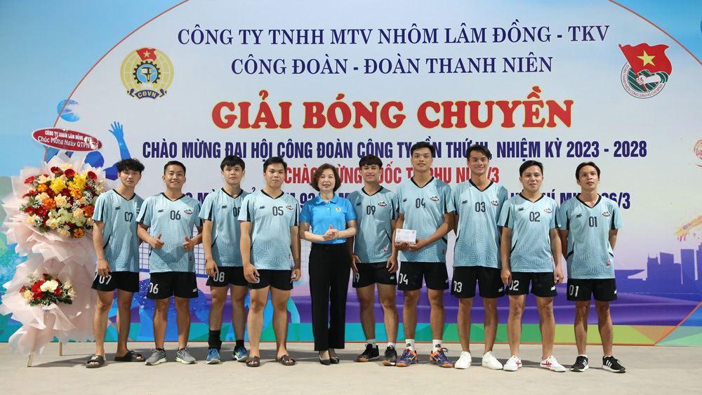 Bà Phạm Thị Thanh Hòa - Chủ tịch Công đoàn Công ty trao giải cho đội nam giải nhất