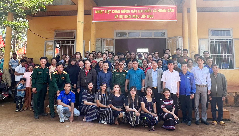 Đoàn Kinh tế Quốc phòng Lâm Đồng tổ chức lớp xoá mù chữ tại Lâm Hà