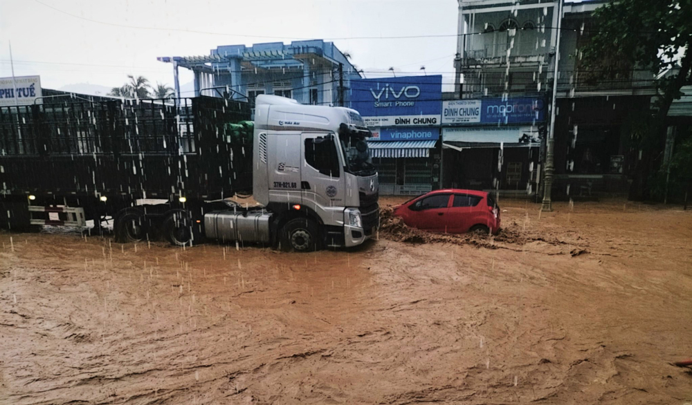 Tuyến Quốc lộ 20 đoạn qua thị trấn Mađaguôi, huyện Đạ Huoai thường xuyên bị ngập sâu vào mùa mưa