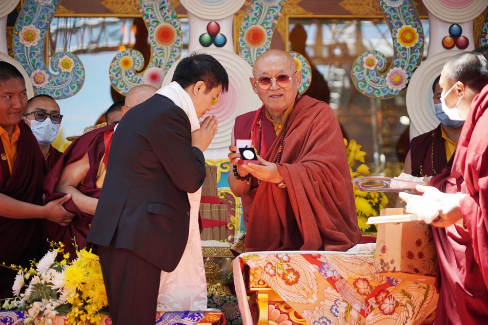 Đại lão Hòa Thượng Drubwang Sonam Jorfel Rinpoche trao quà lưu niệm cho ông Trần Văn Mạnh – Phó Chủ tịch kiêm Tổng thư ký Liên hiệp các hội UNESCO Việt Nam