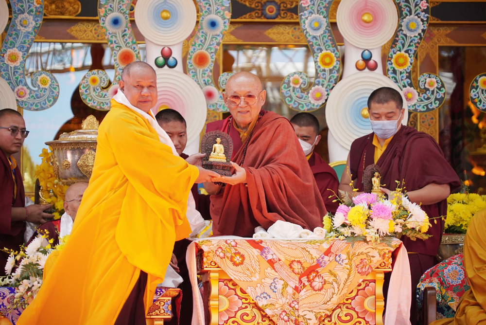 Đại lão Hòa Thượng Drubwang Sonam Jorfel Rinpoche trao quà lưu niệm cho Thượng tọa Thích Viên Như - Phó Ban trường trự Ban trị sự Phật giáo tỉnh Lâm Đồng