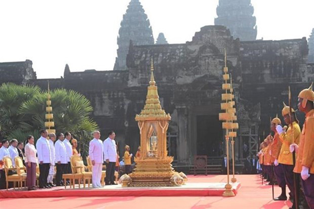 Quốc Vương Norodom Sihamoni, Thủ tướng Hun Sen và các đại biểu thực hiện nghi thức tại Lễ xin lửa và khởi động hoạt động rước đuốc cho SEA Games 32 và ASEAN Para Games 12 trước Đền Angkor Wat tại tỉnh Siem Reap (Vương quốc Campuchia)