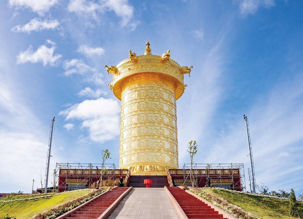 Trong tổng thể Không gian văn hoá tâm linh Phật giáo Kim cương thừa tại Samten Hills Dalat, công trình Đại bảo tháp kinh luân Drigung Kagyu Rinchen Khorchen Khorwe Go Gek với trọng lượng 200 tấn, chiều cao 37,22 m, đường kính 16,53 m, được làm bằng đồng tinh khiết, mạ vàng 24 kara, bên trong có chứa đựng một tỷ câu tâm chú của thập phương chư Phật, đã chính thức được xác lập kỷ lục Guinness thế giới vào cuối năm 2022, trở thành đại bảo tháp kinh luân lớn nhất thế giới