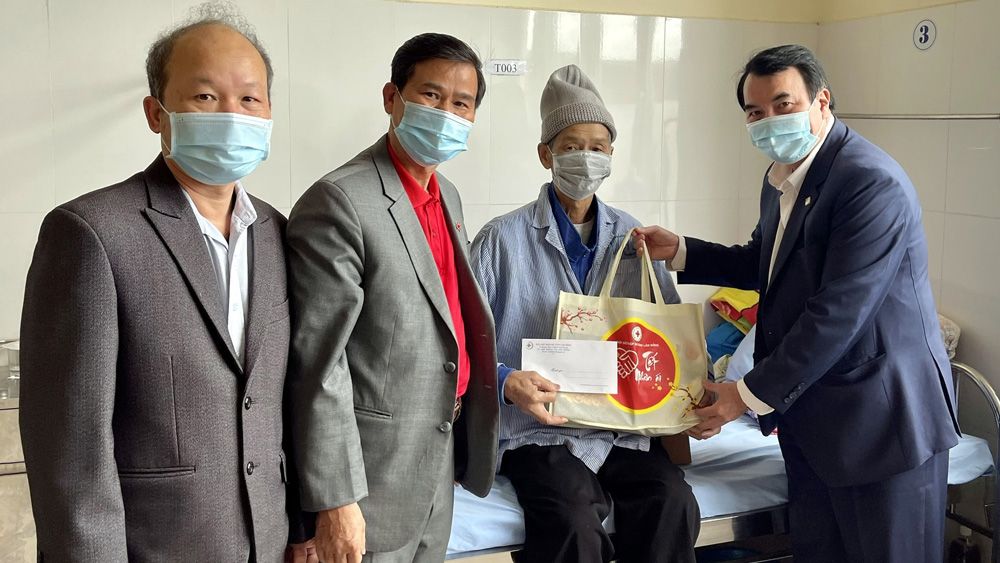 Lãnh đạo tỉnh thăm, tặng quà Tết Nhân ái cho người bệnh đang được chăm sóc giảm nhẹ tại Khoa Ung bướu, Bệnh viện Đa khoa Lâm Đồng