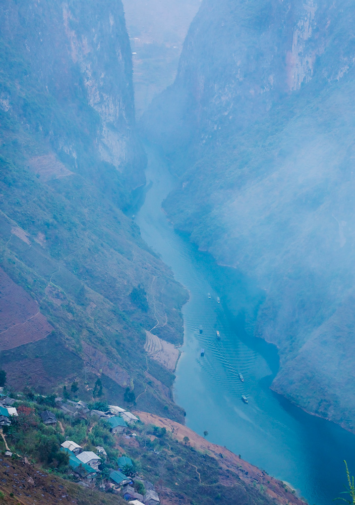 Từ trên đèo Mã Pí Lèng, nhìn xuống vực sâu, khung cảnh dòng sông Nho Quế tựa như tấm lụa xanh mướt mềm mại uốn quanh đại ngàn